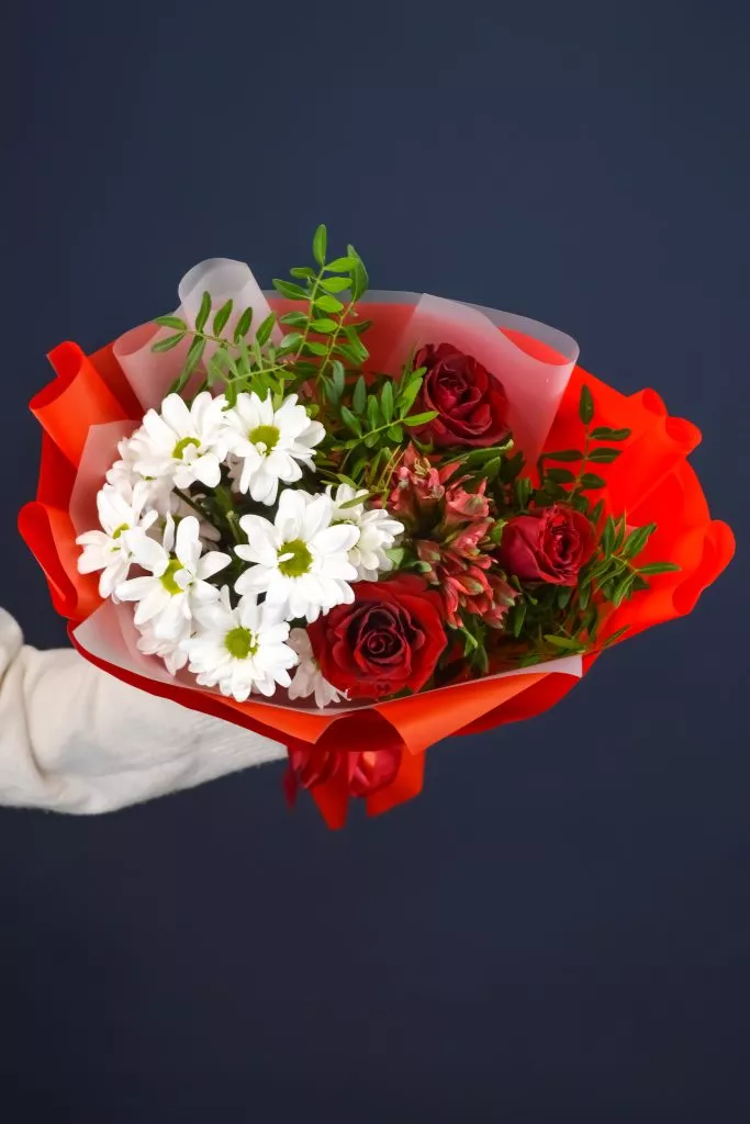 Яркий букет с розами, альстромерией и хризантемой в красных оттенках