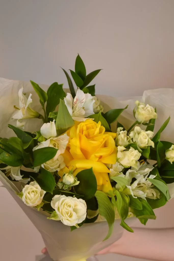 Букет французская роза, альстр, куст роза, рускус