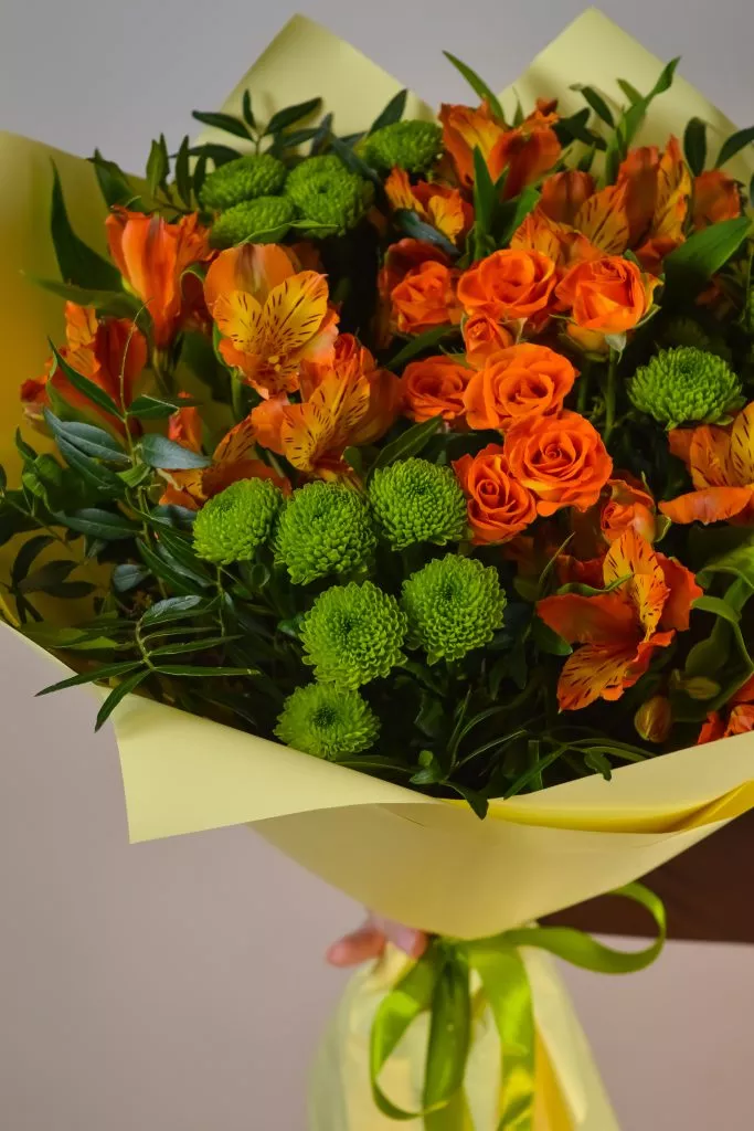 Букет с хризантемой сантини, кустовой розой, альстромерией и фисташкой