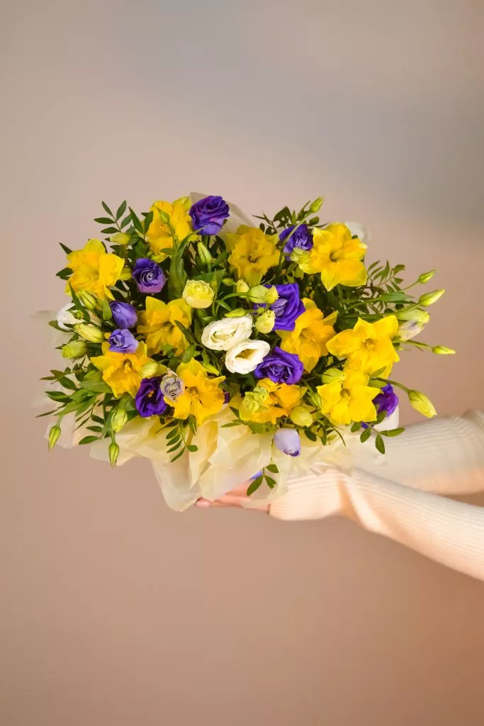 Композиция в шляпной коробке с эустомой, нарциссом и фисташкой