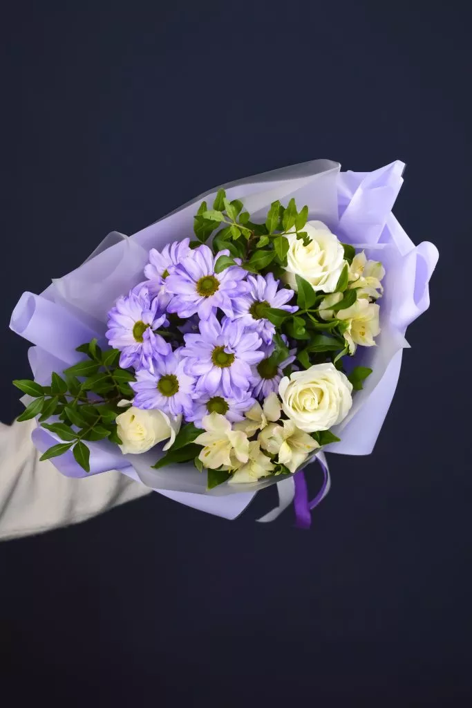 Букет с розами, альстромериями и хризантемой в сиреневых оттенках