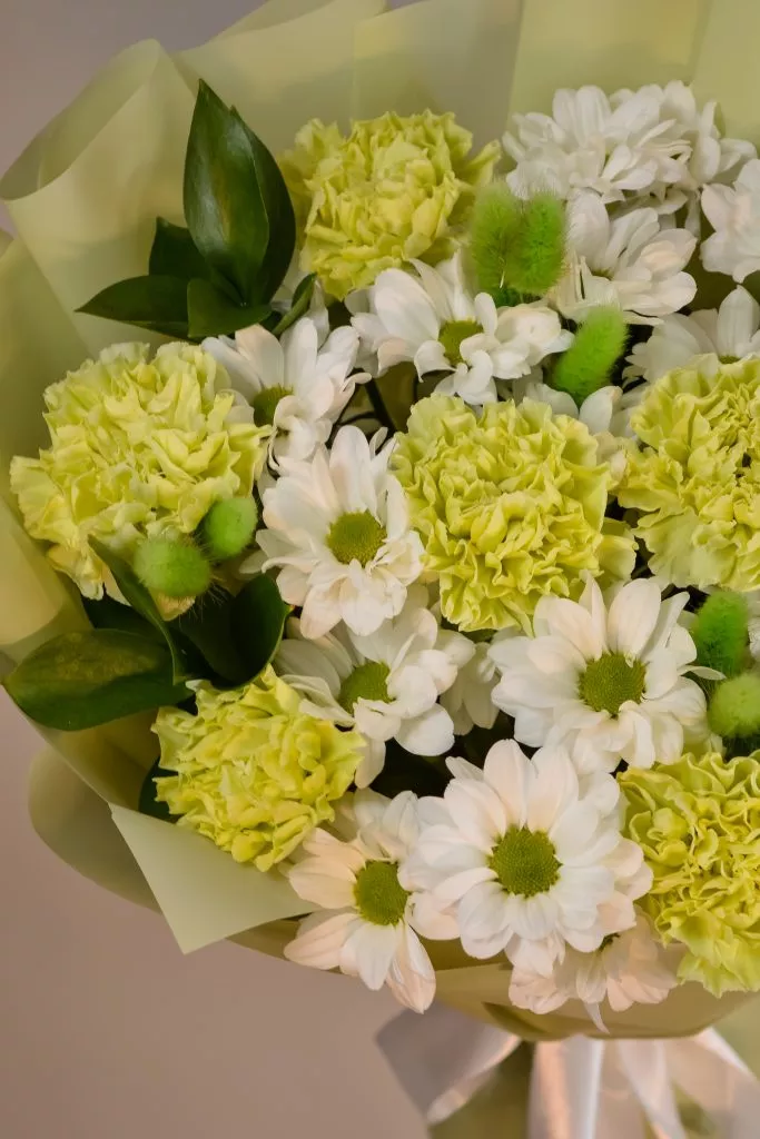 Букет с гвоздикой, кустовой хризантемой, лагурусом и рускусом