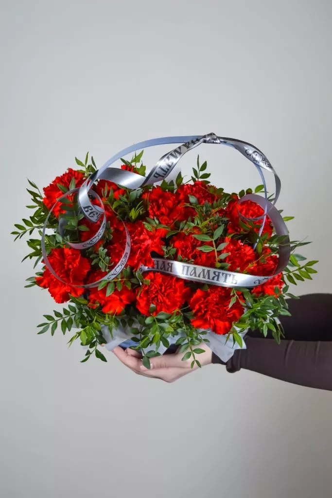 Корзина с гвоздиками