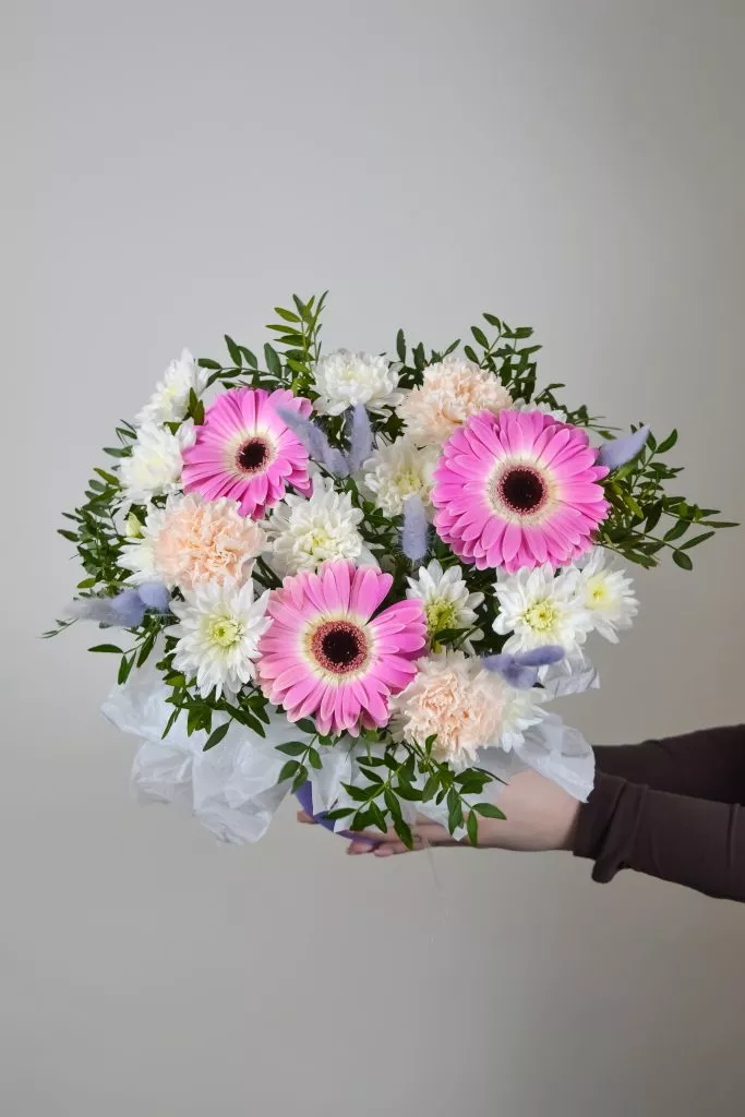 Композиция в шляпной коробке с герберами, кустовой хризантемой, гвоздикой, фисташкой и лагурусом