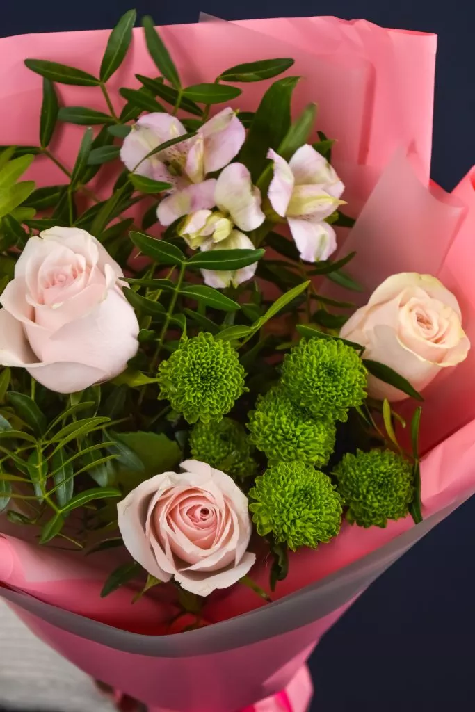 Букет с розами, альстромерией и хризантемой в розовых оттенках
