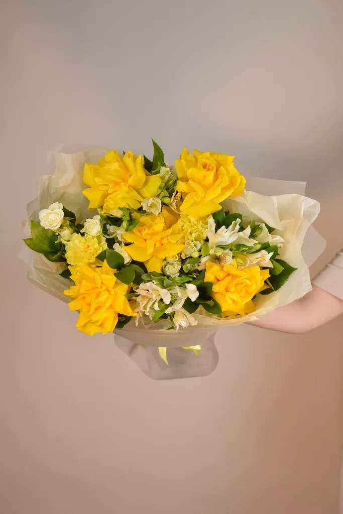 Букет с французской розой, альстромериями, кустовой розой, рускусом