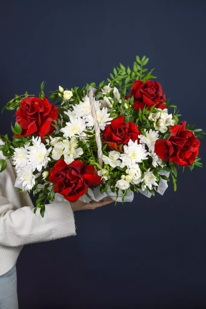 Композиция в корзине в красных оттенках L