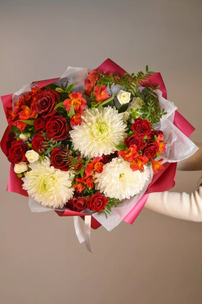 красный букет 3 хризантемы одноголовые, альстромерия красная 3, красная роза
