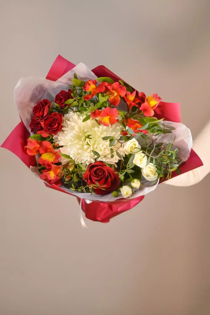 красный букет с альстромерией красной, белой готензией, красными розами и фисташка