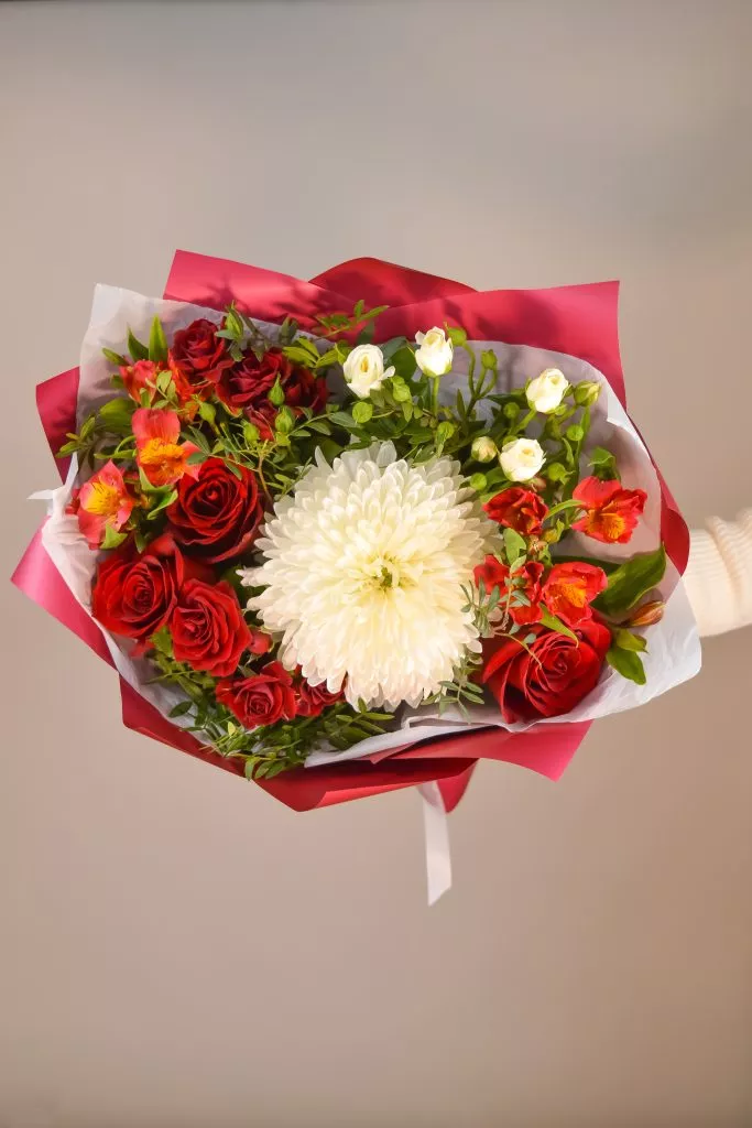 красный букет с одноголовой хризантемой с альстромерией и розами