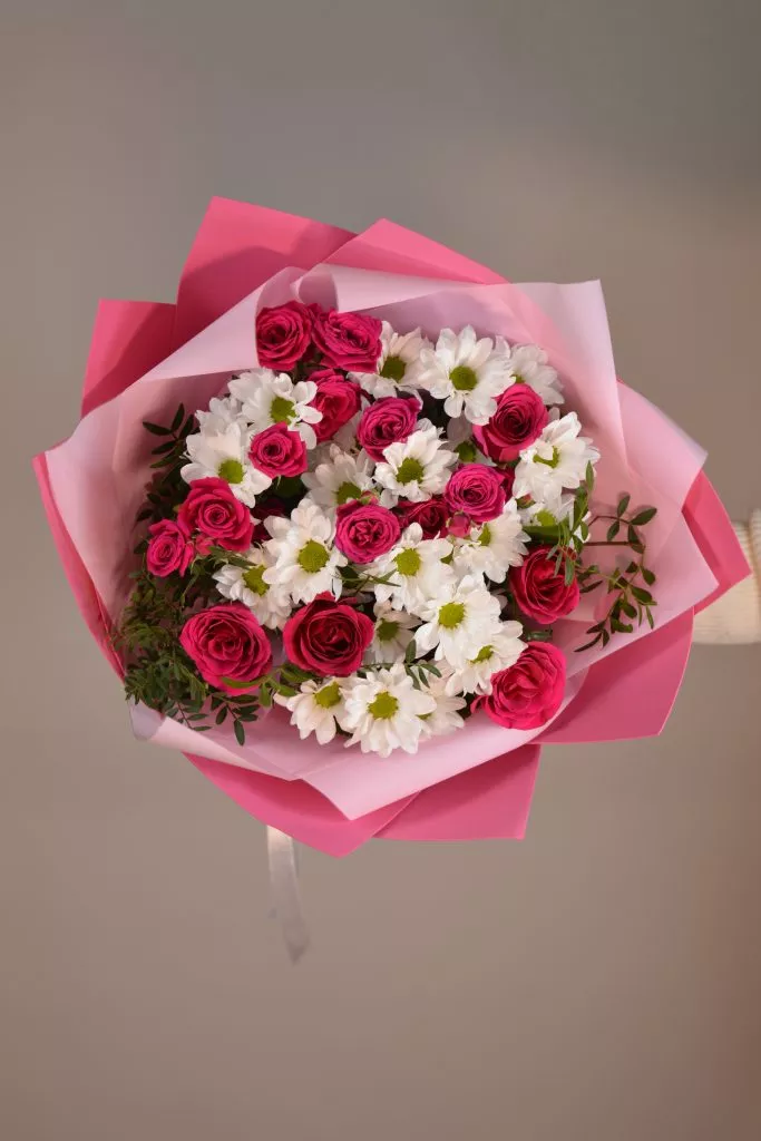 букет ярко-розовый с хризантемами белыми и ярко-розовыми розами