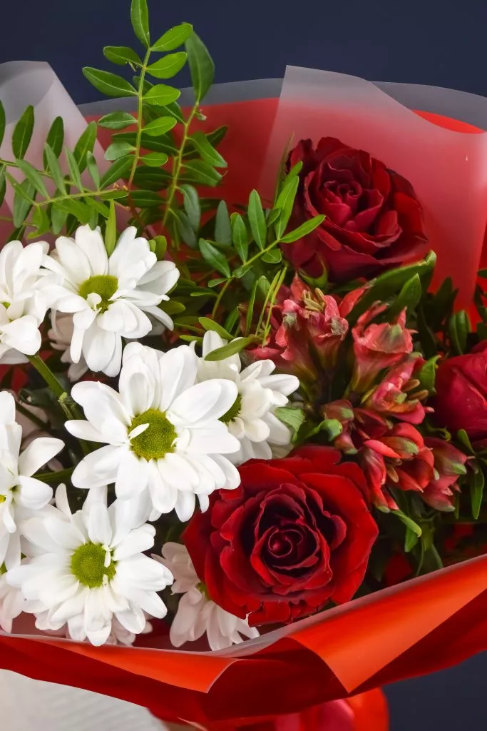 Яркий букет с розами, альстромерией и хризантемой в красных оттенках