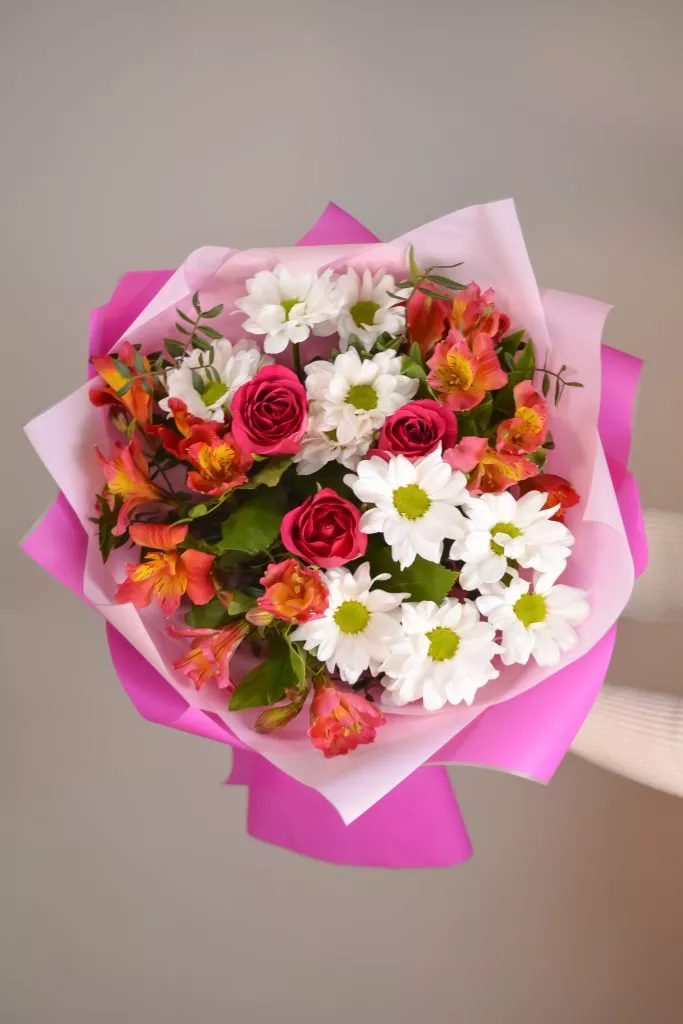 средний букет из хризантем роз и альстромерии