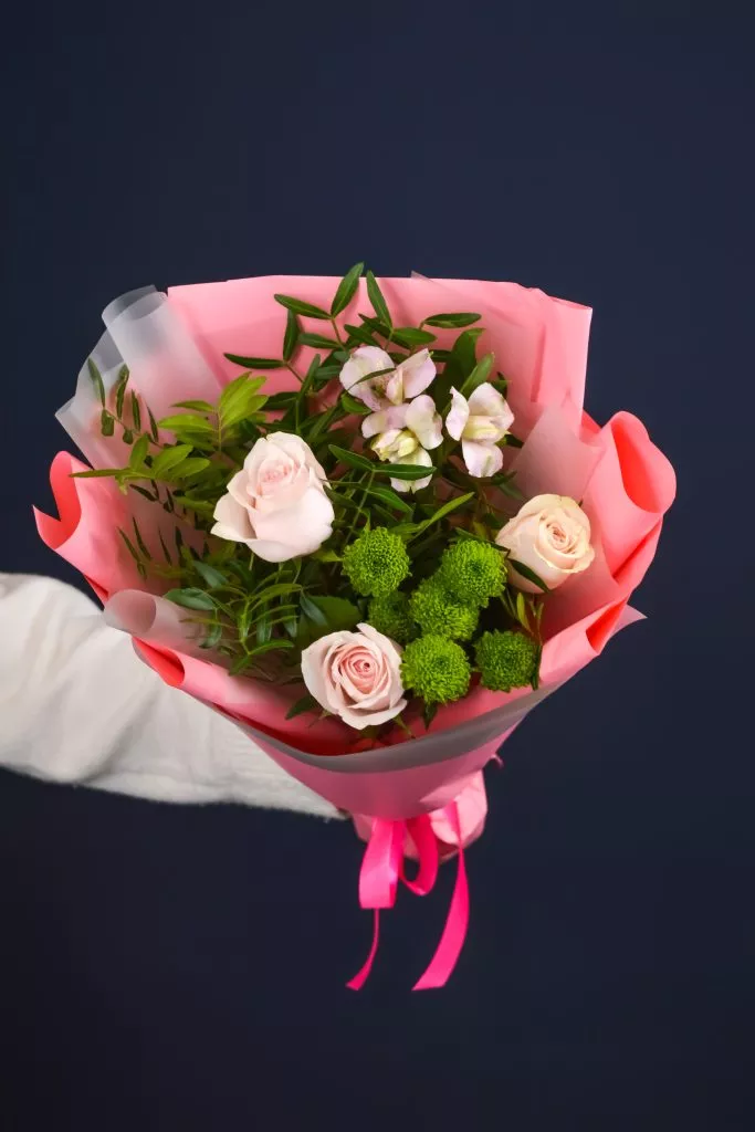 Букет с розами, альстромерией и хризантемой в розовых оттенках