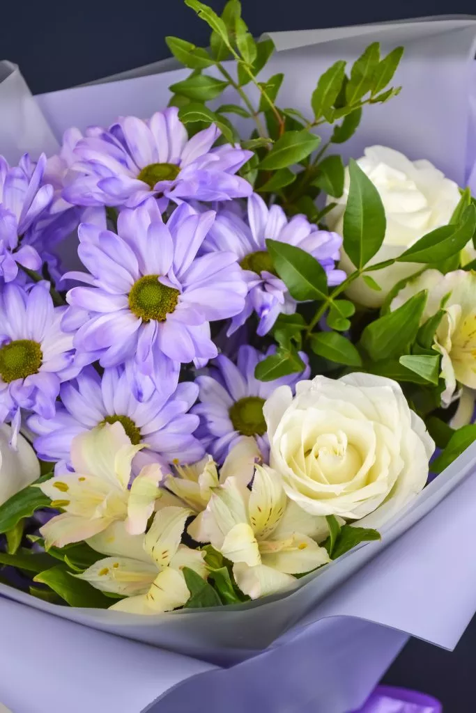 Букет с розами, альстромериями и хризантемой в сиреневых оттенках
