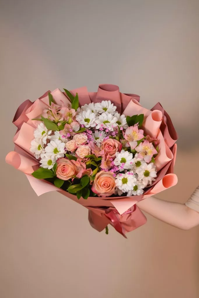 Букет с розой эквадор, кустовой розой, альстромериями, хризантемой кустовой и гипсофилой