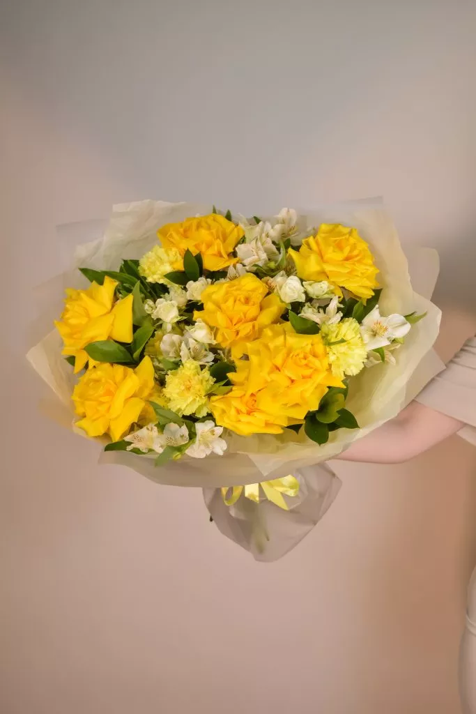 Букет с французской розой, альстромериями, кустовой розой, гвоздикой и рускусом