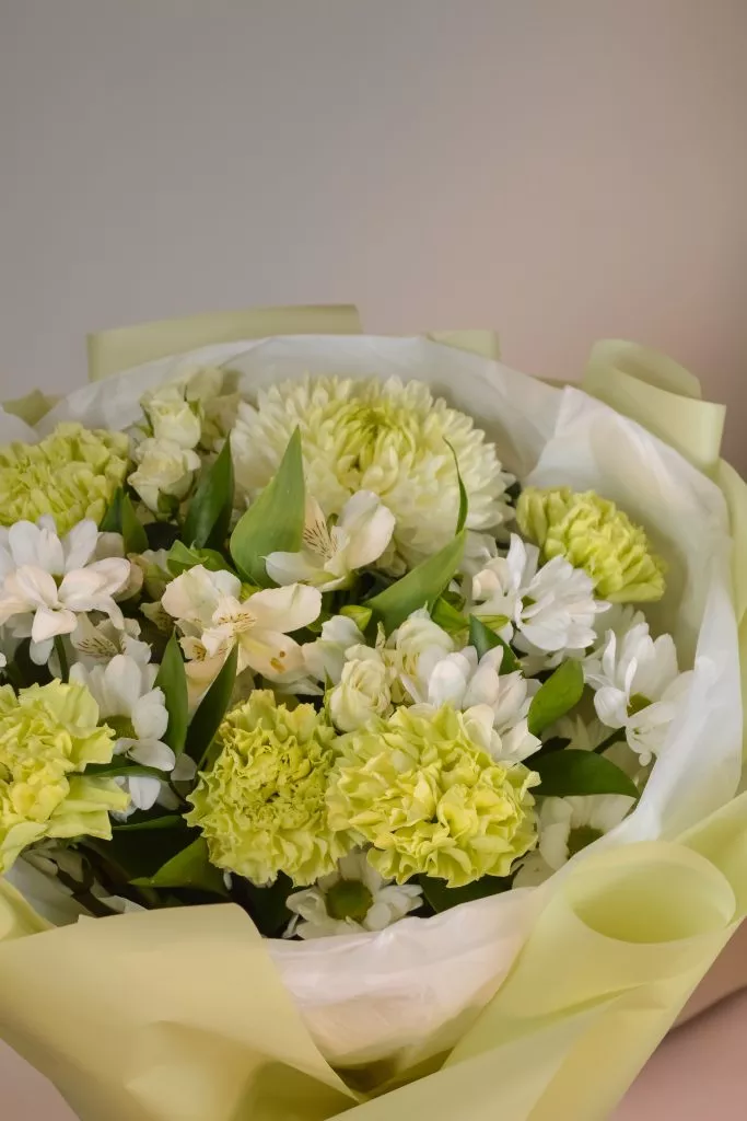 Букет с одноголовой и кустовой хризантемой, гвоздикой, розой кустовой, альстромерией и рускусом