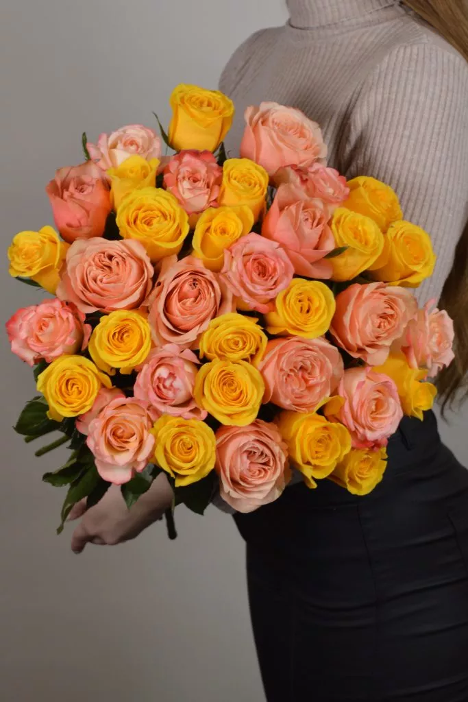 Микс розово-жёлтых роз Эквадор 35 шт