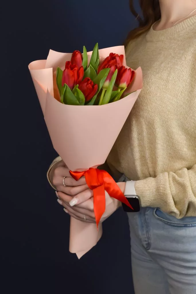7 красных тюльпанов в упаковке