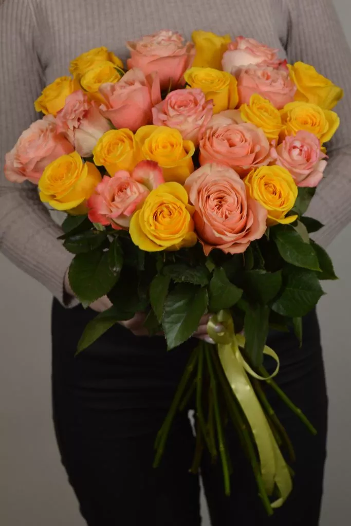 25 роз розово-желтых