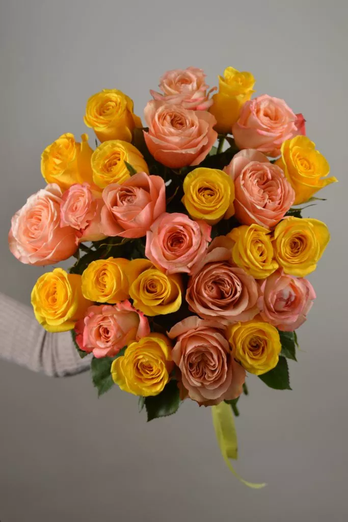 25 роз розово-желтых