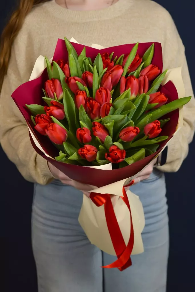 25 красных тюльпанов