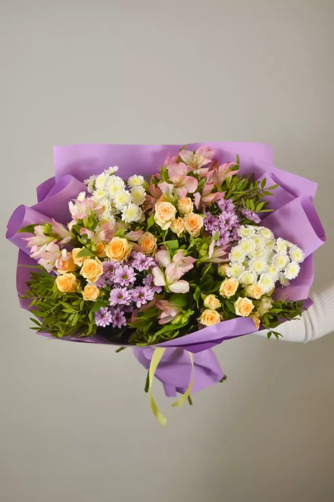 хризантема сантини, кустовая роза кремовая, кустовая роза сталион, фисташка, альстромерия розовая. Яркий букет в фиолетовой упаковке