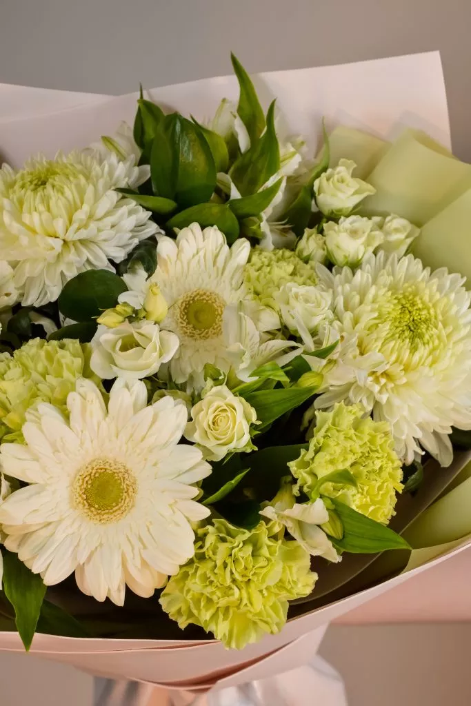 Букет гербера, хризантема одноголовая, кустовая хризантема, альстромерия, гвоздика, рускус