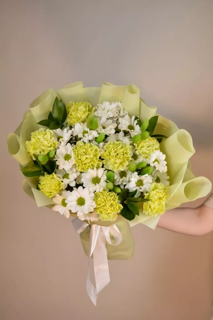 Букет с гвоздикой, кустовой хризантемой, лагурусом и рускусом