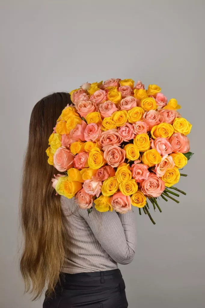 Розово-желтые розы Эквадор 75 шт