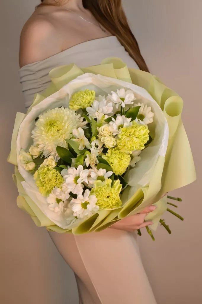 Букет с одноголовой и кустовой хризантемой, гвоздикой, розой кустовой, альстромерией и рускусом