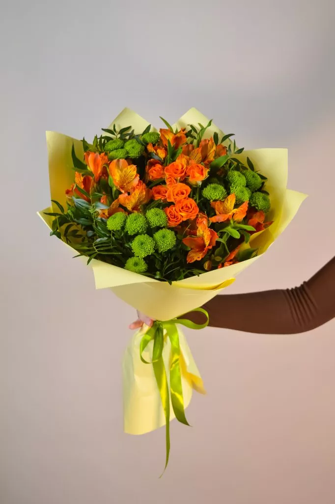 Букет с хризантемой сантини, кустовой розой, альстромерией и фисташкой