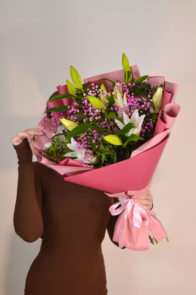 Букет с лилий и гипсофилой