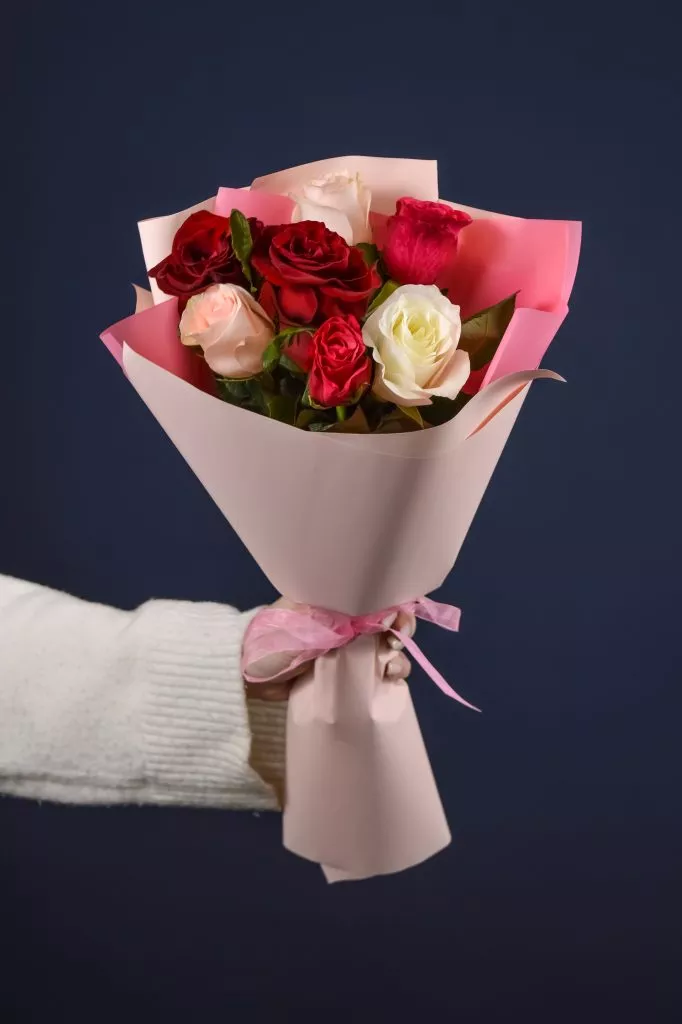 7 роз Кения 40 см микс в упаковке