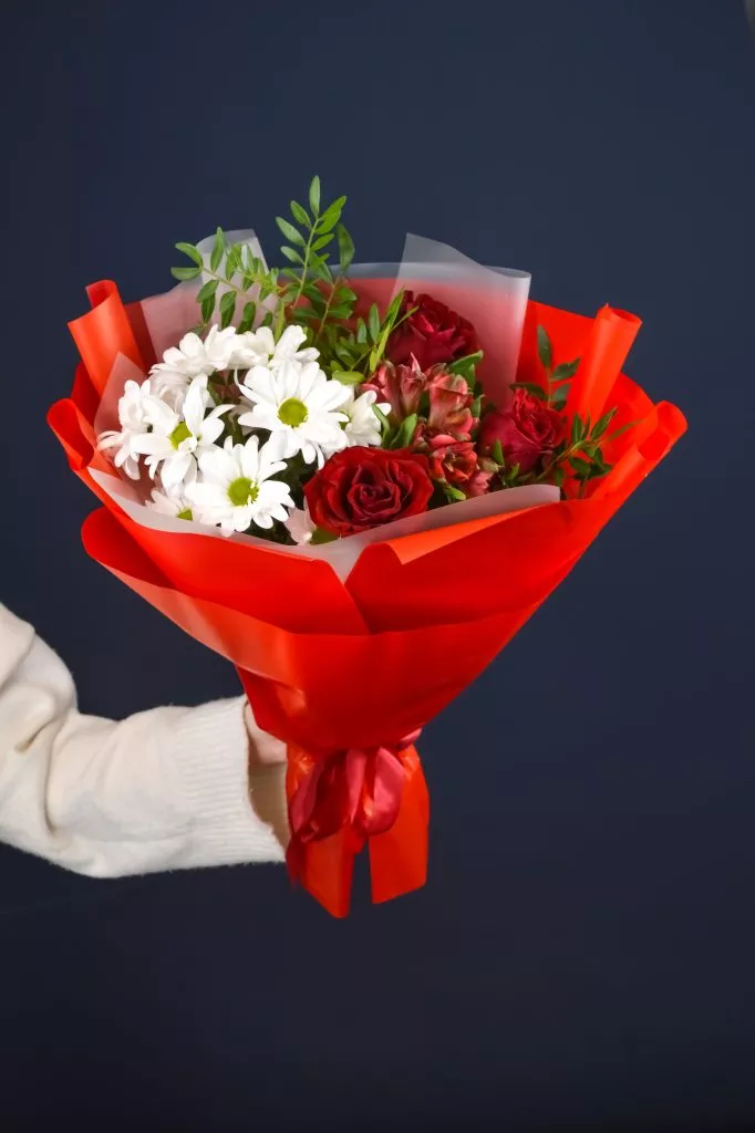 Яркий букет с розами, альстромерией и хризантемой в красных оттенках