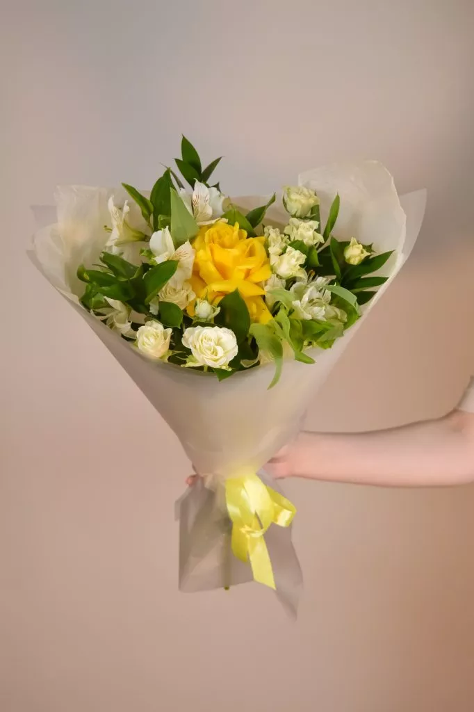 Букет французская роза, альстр, куст роза, рускус