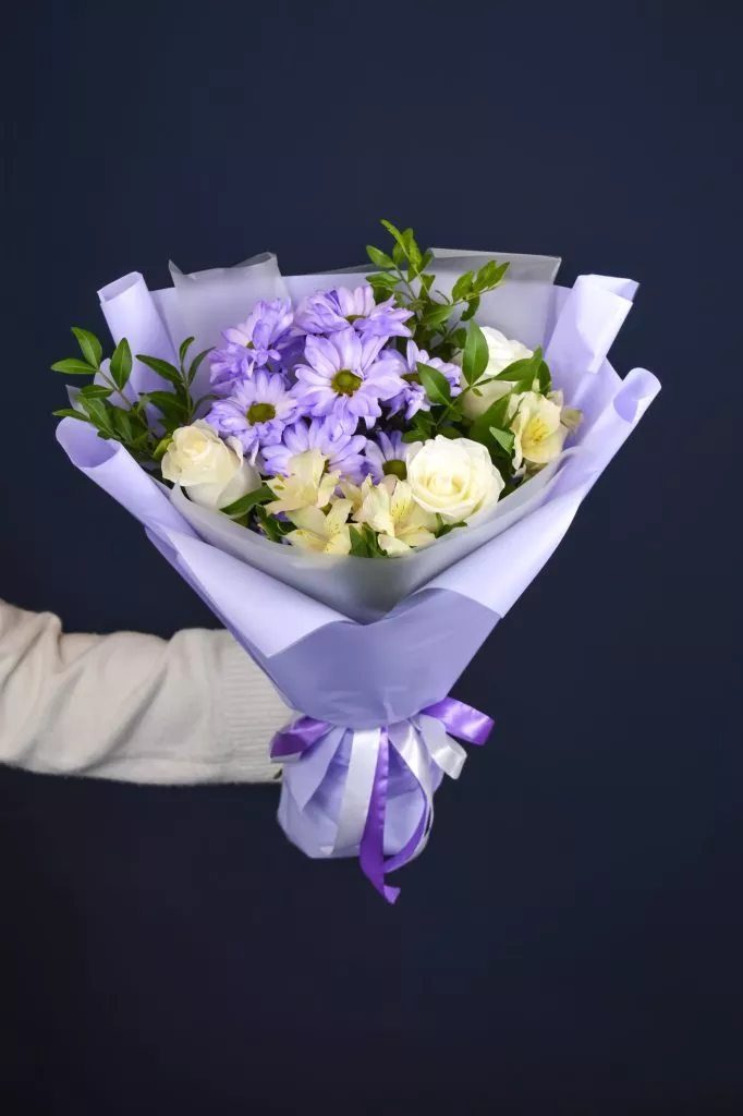 Букет с розами, альстромериями и хризантемой в сиреневых оттенках