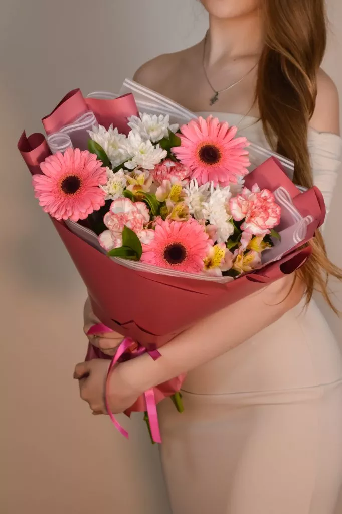 Букет с герберой, гвоздикой, кустовой хризантемой, альстромериями, рускусом