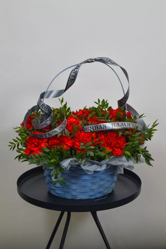 Корзина с гвоздиками