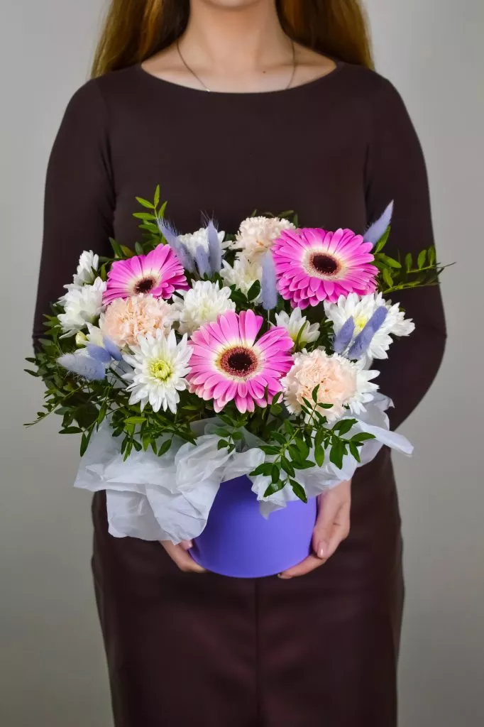 Композиция в шляпной коробке с герберами, кустовой хризантемой, гвоздикой и фисташкой