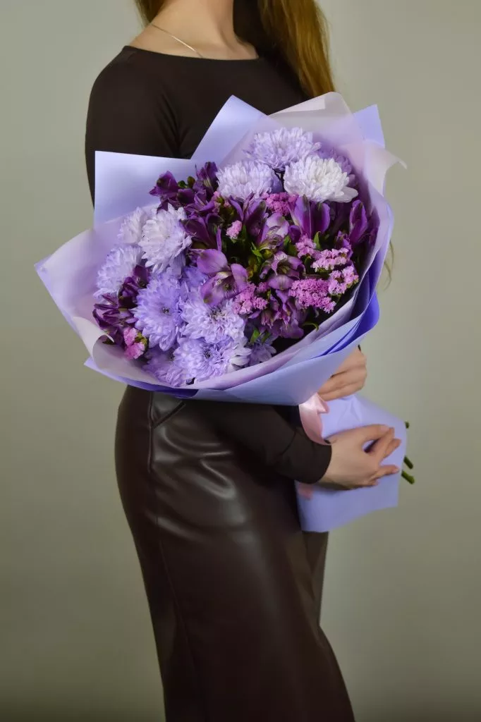 Букет со статицей, кустовыми хризантемами и альстромериями