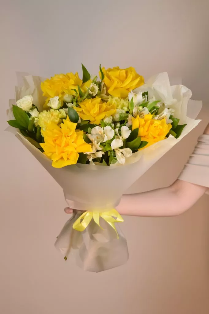 Букет с французской розой, альстромериями, кустовой розой, рускусом