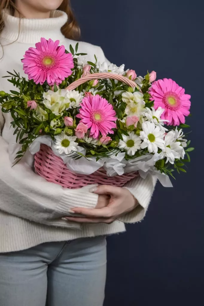 Корзина с кустовой хризантемой и розой, альстромериями, герберой и фисташкой