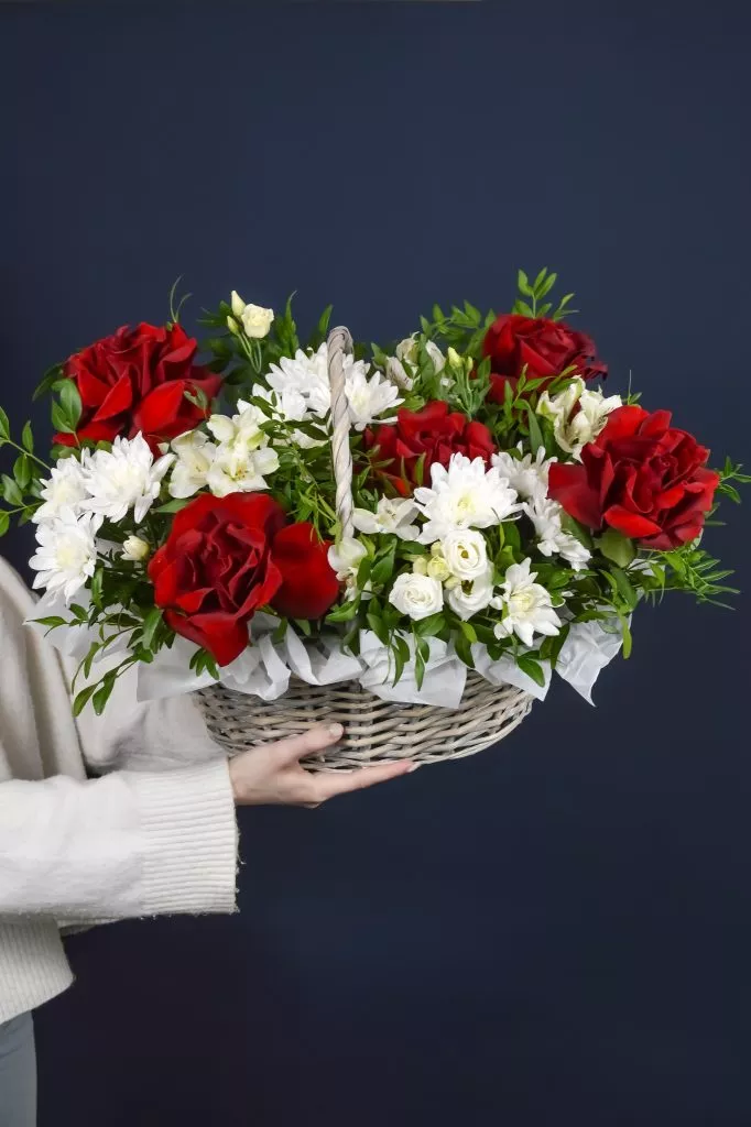 Композиция в корзине в красных оттенках L