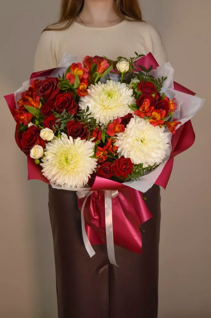 красный букет 3 хризантемы одноголовые, альстромерия красная 3, красная роза