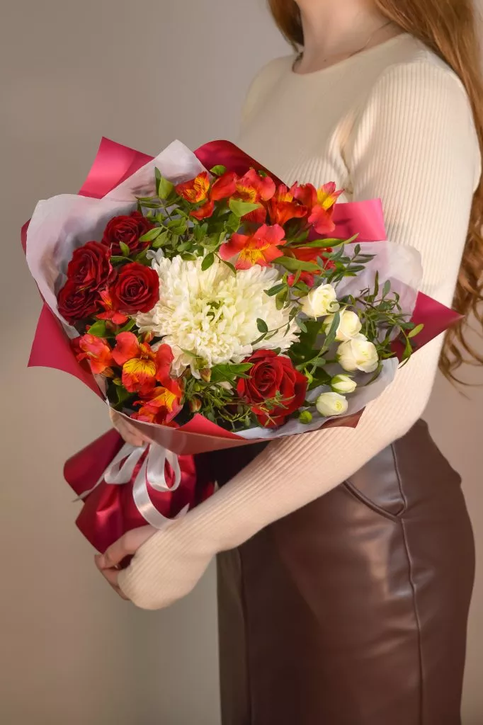красный букет с альстромерией красной, белой готензией, красными розами и фисташка