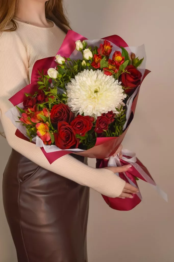 красный букет с одноголовой хризантемой с альстромерией и розами