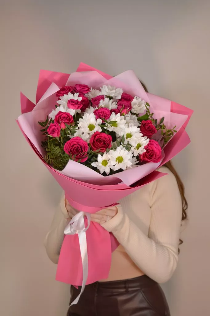 букет ярко-розовый с хризантемами белыми и ярко-розовыми розами