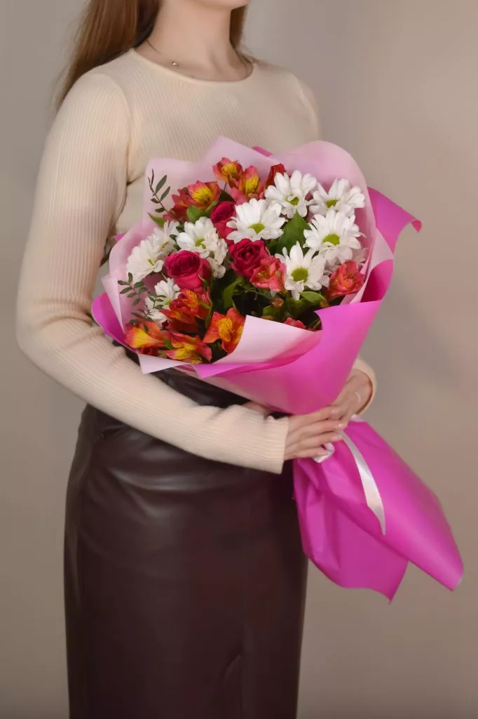 средний букет из хризантем роз и альстромерии
